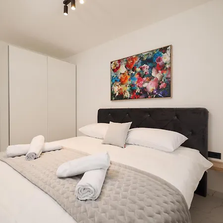 2 Bedroom Maris With Terrace * Turanj