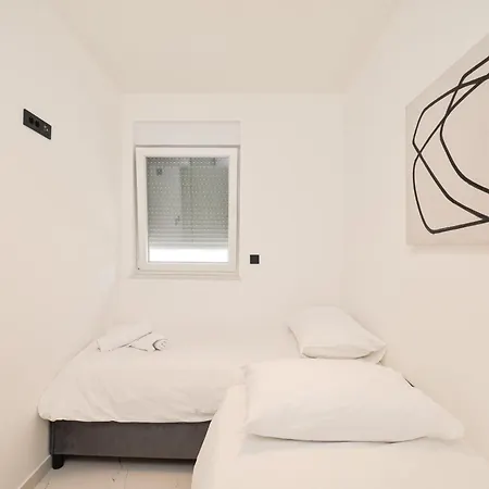 Apartment 2 Bedroom Maris With Terrace