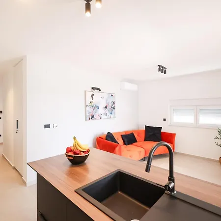 2 Bedroom Maris With Terrace Apartment *