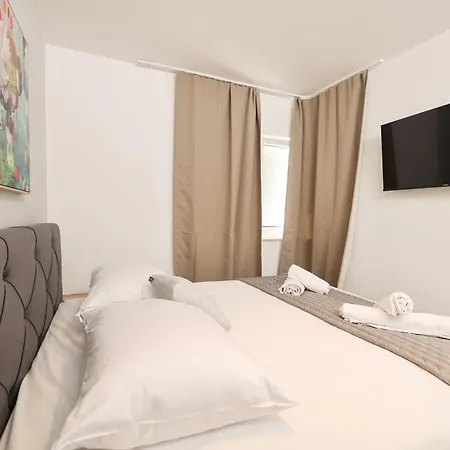 2 Bedroom Maris With Terrace Apartment