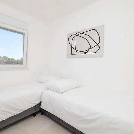 2 Bedroom Maris With Terrace Apartment *